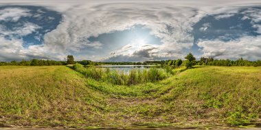tam Dikişsiz küresel HDRI Panorama 360 derece açı görünümü büyük göl ya da nehir üzerinde güneşli yaz günü ve rüzgarlı hava Equirectangular projeksiyon, VR içeriği güzel bulutlar ile çim kıyısında