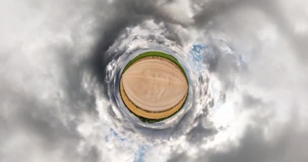 Küçük Gezegen Dönüşümü Alanı Eğriliği Soyut Torsiyon Mükemmel Bulutlar Ile — Stok video
