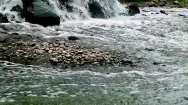 Kentsel kanalizasyon kanalizasyon boşaltma bölgesi karıştırma. nehir kirliliği. Şehir dökümleri. dağ dere ve şelale