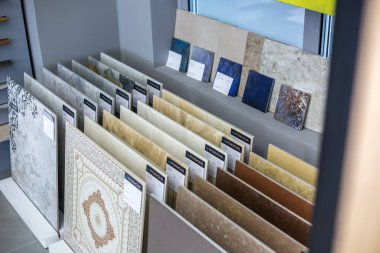 Grodno, Beyaz Rusya - Haziran 2019: iç modern seramik karo ve doğal taş dükkanı