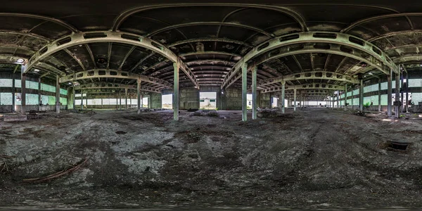 Teljes zökkenőmentes gömb alakú hdri panoráma 360 fokos szögben belsejében elhagyott romos gyár hangár egyensúlyi vetület, VR AR virtuális valóság tartalmát. Mezőgazdasági felvonó építése — Stock Fotó