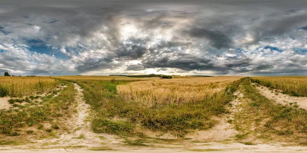 Full seamless spherical hdri panorama 360 degrés vue d'angle sur route de gravier entre les champs en soirée d'été avec des nuages impressionnants en projection équirectangulaire, prêt pour VR AR contenu de réalité virtuelle — Photo