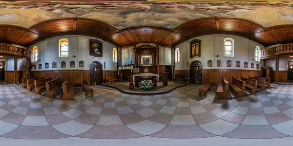 Wasilκόου, Πολωνία-Ιούλιος 2019: πλήρες σφαιρικό HDRI πανόραμα 360 μοίρες γωνιακή θέα μέσα στο εσωτερικό της μικρής Καθολικής Εκκλησίας της Αγίας Τριάδας σε ισοορθογώνια προβολή, έτοιμο περιεχόμενο AR VR — Φωτογραφία Αρχείου
