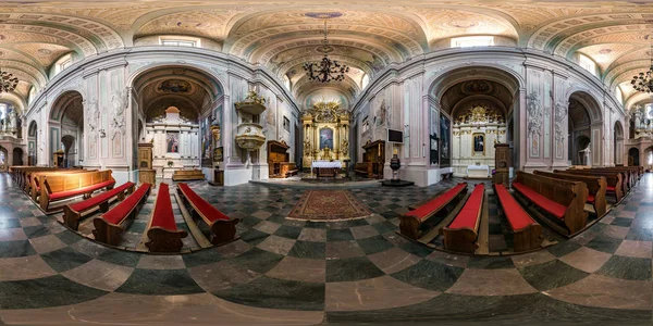 Tykocin, Πολωνία-Ιούλιος 2019: πλήρες σφαιρικό HDRI πανόραμα 360 μοίρες γωνιακή θέα μέσα στο εσωτερικό του μπαρόκ Ρωμαιοκαθολικής Εκκλησίας της Αγίας Τριάδας σε ισοορθογώνια προβολή, έτοιμο περιεχόμενο AR VR — Φωτογραφία Αρχείου