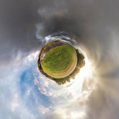 Küresel panoramanın küçük gezegen dönüşümü 360 derece. Muhteşem güzel bulutlar ile güzel bir akşam alanında küresel soyut hava görünümü. Alan eğriliği.