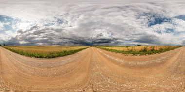 tam kesintisiz küresel HDRI Panoraması 360, VR ar sanal gerçeklik içeriği için hazır, Equirectangular projeksiyon fırtına önce awesome bulutlar alanları arasında çakıl yolda derece açı görünümü