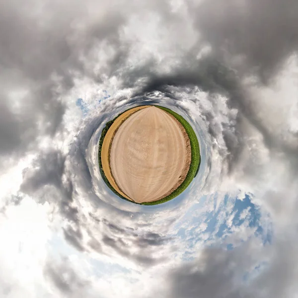 Malá planeta promění sférické panoráma 360 stupňů. Sférická abstraktní anténa na poli v hezkého večera s úžasnou nádherou. Zakřivení prostoru. — Stock fotografie