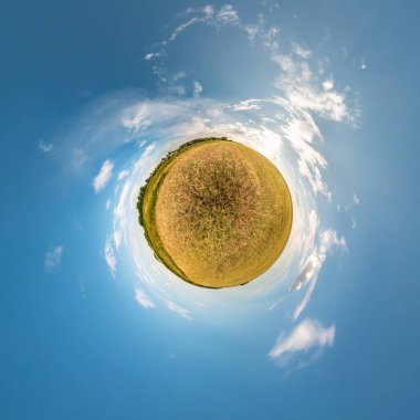Küresel panoramanın küçük gezegen dönüşümü 360 derece. Muhteşem güzel bulutlar ile güzel bir akşam alanında küresel soyut hava görünümü. Alan eğriliği.