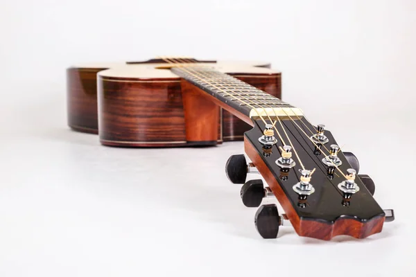 Strojenie kołków na drewnianej głowicy maszyny z sześciu strun gitara na WHIT — Zdjęcie stockowe