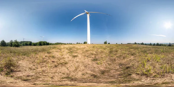 Vollständige nahtlose sphärische hdri-panorama 360-Grad-winkel-blick in der nähe von riesigen windmühlenpropeller in equirectangular projektion, vr Virtual Reality content. Windenergie. reine grüne Energie. — Stockfoto