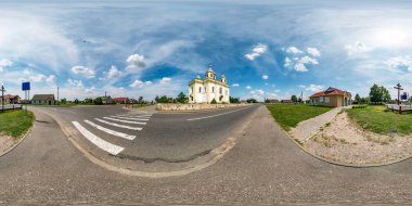Equirectangular küresel projeksiyon küçük bir köyde güzel dekoratif ortaçağ tarzı mimari ortodoks kilisenin Tam sorunsuz hdri panorama 360 derece açı görünümü cephe. vr içeriği