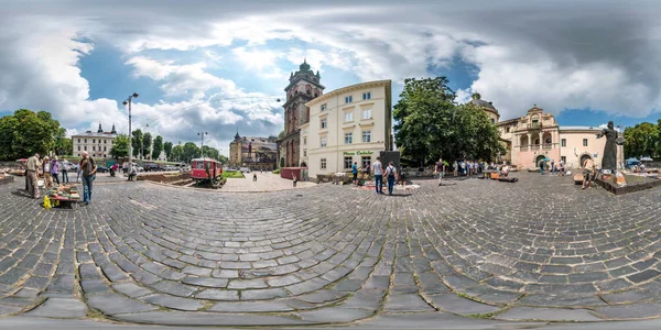 Λβιβ, Ουκρανία-2019 Αυγούστου: πλήρης σφαιρική απρόσκοπτη HDRI πανόραμα 360 μοίρες γωνία στην αγορά βιβλίων ψύλλων στην κεντρική πλατεία της παλιάς πόλης σε ισοορθογώνια προβολή, περιεχόμενο VR AR — Φωτογραφία Αρχείου