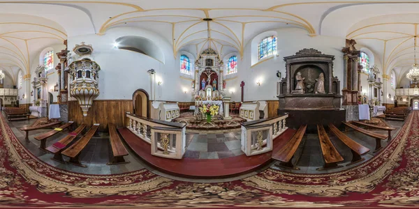 Grodno, weißrussland - august 2019: volle kugelförmige nahtlose hdri panorama 360 ° winkel im inneren der alten gotischen kirche in gleicheckiger projektion, vr inhalt — Stockfoto