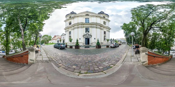 Λβιβ, Ουκρανία-2019 Αυγούστου: πλήρες σφαιρικό HDRI πανόραμα 360 μοιρών γωνία θέα κοντά σε καθολική και ουνίτης εκκλησία σε ισοορθογώνια προβολή με το ζενίθ, VR AR περιεχόμενο — Φωτογραφία Αρχείου