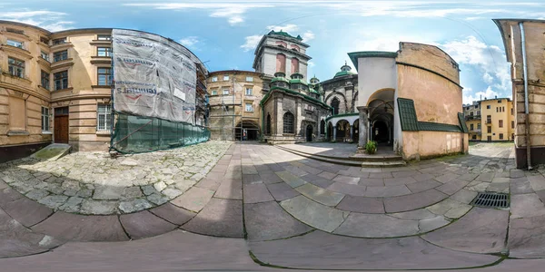 Lwów, Ukraina-sierpień 2019: Full bezszwowe sferyczne HDRI Panorama 360 stopni kąt widzenia wąski dziedziniec w pobliżu kaplicy świątyni w równej projekcji z zenitu i nadiru. Zawartość VR AR — Zdjęcie stockowe