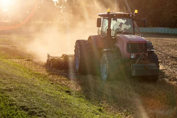 Kultivátor traktoru na zemi svítí, připravuje se na plodiny. prach na poli — Stock fotografie