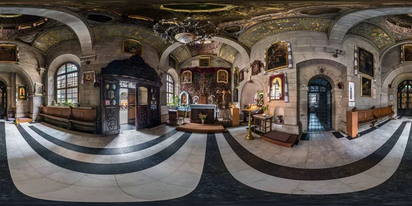 Lviv, Ukrayna - Ağustos 2019: Tam küresel dikişsiz hdri panorama 360 derece içinde gotik uniate kilise içinde üç Saints Chapel equirectangular projeksiyon, zenith ile Vr Ar içerik — Stok fotoğraf