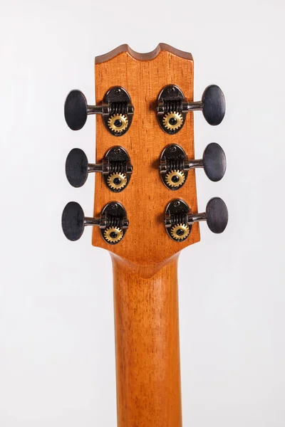 Tuning clavijas en la cabeza de la máquina de madera de seis cuerdas guitarra sobre fondo blanco —  Fotos de Stock