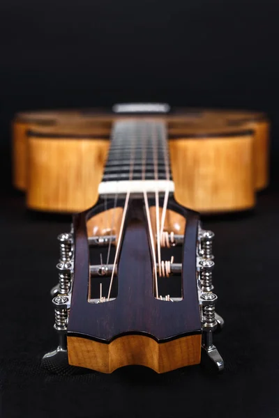 Tuning kampók a fából készült gép feje hat húrok gitár fekete háttér — Stock Fotó