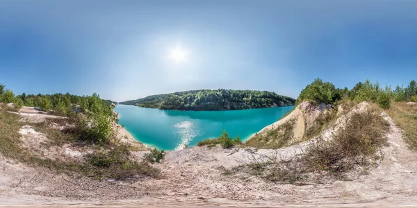 Full bezszwowe sferyczne HDRI Panorama 360 stopni kąt widzenia na chalkpit na wapiennym wybrzeżu ogromne turkusowe jezioro w letni dzień w równej projekcji z zenitu i Nadir, treści VR — Zdjęcie stockowe