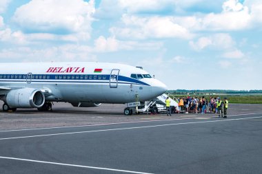 Grodno, Beyaz Rusya - Ağustos 2019: uçağın yakınında uçuş bekleyen turist kalabalığı. Yolcuları bekleyen uçaklar