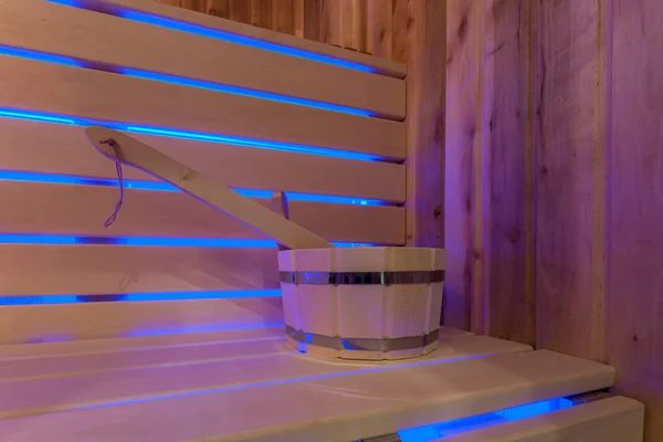 Grande design standard classico bagno russo in legno sauna interna con pietre calde — Foto Stock
