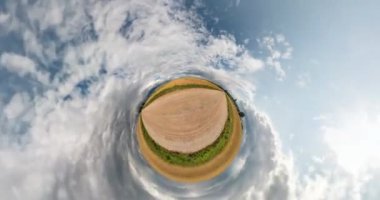 Küçük gezegen dönüşümü alan eğriliği ile. Muhteşem bulutlarla güneşli akşamları alanlar arasında tam uçuşu Panoraması soyut torsiyon ve Spinning