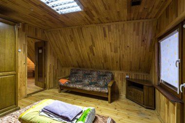 Grodno, Beyaz Rusya - Ağustos 2019: ahşap tatil eko evin tavan arasında yaşayan yatak odası