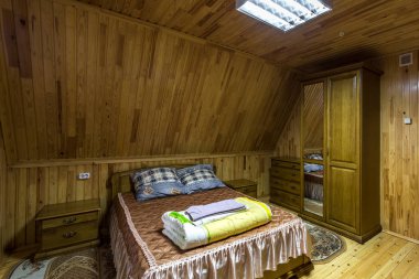 Grodno, Beyaz Rusya - Ağustos 2019: ahşap tatil eko evin tavan arasında yaşayan yatak odası