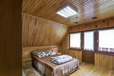 Grodno, Beyaz Rusya - Ağustos 2019: ahşap tatil eko evin tavan arasında yaşayan yatak odası