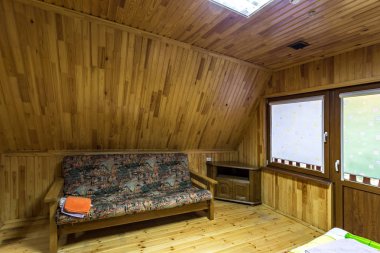 Grodno, Beyaz Rusya - Ağustos 2019: ahşap tatil eko evin tavan arasında yaşayan yatak odası