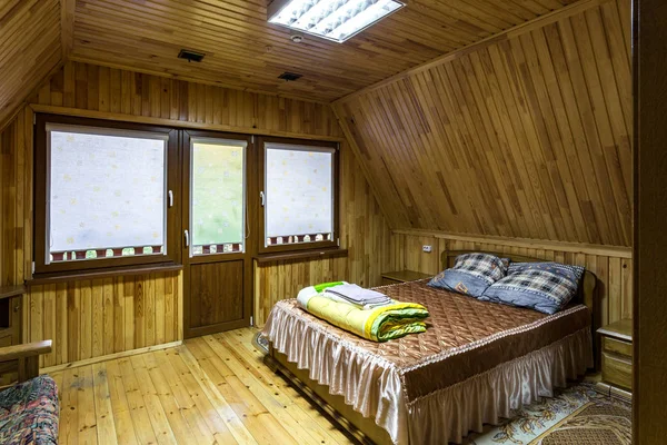 Grodno, weißrussland - august 2019: wohnschlafzimmer auf dem dachboden eines hölzernen ferienhauses — Stockfoto