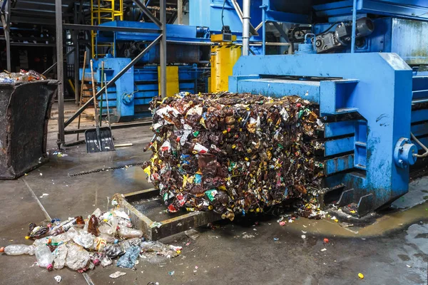 Separat sophämtning. Utrustning för att trycka på skräp sortering material som ska bearbetas i en modern avfall återvinningsanläggning. — Stockfoto