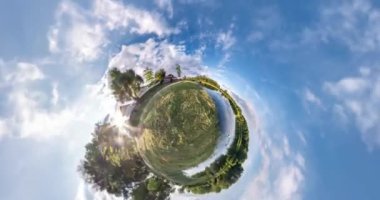 Küçük gezegen dönüşümü alan eğriliği ile. Muhteşem bulutlarla güneşli akşamları alanlar arasında tam uçuşu Panoraması soyut torsiyon ve Spinning