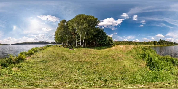 晴れた夏の日に巨大な湖や川の草の海岸にシームレスな球状hdriパノラマ360度の角度ビューと天頂とナディール、Vrコンテンツと四角形の投影で風の強い天候 — ストック写真