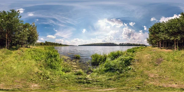 Χωρίς συγκόλληση σφαιρικό HDRI πανόραμα 360 μοίρες θέα γωνία σε γρασίδι ακτή της τεράστιας λίμνης ή ποταμού την ηλιόλουστη θερινή ημέρα και θυελλώδεις καιρικές συνθήκες σε ισοορθογώνια προβολή με Ζενίθ και ναδίρ, περιεχόμενο VR — Φωτογραφία Αρχείου