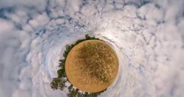 Küçük gezegen dönüşümü alan eğriliği ile. Muhteşem bulutlarla güneşli akşamları alanlar arasında tam uçuşu Panoraması soyut torsiyon ve Spinning