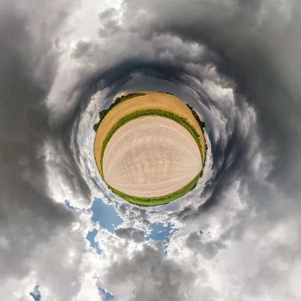 구형 파노라마 360도의 작은 행성 변환. 멋진 아름 다운 구름과 멋진 저녁에 필드에 구형 추상 공중 보기. 공간의 곡률. — 스톡 사진