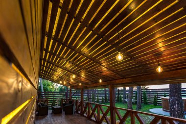 vintage lambalar ve sandalyeler ile ahşap köy tatil evinde boş salon veranda iç