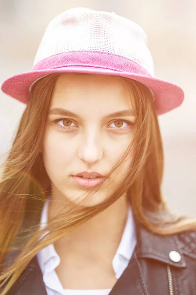 Portrait en gros plan de belle fille enfant élégant dans le chapeau — Photo