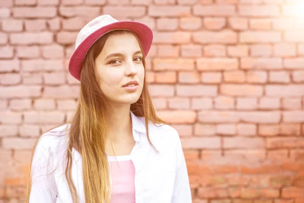 Primer plano retrato de hermosa niña con estilo en sombrero cerca de rosa — Foto de Stock