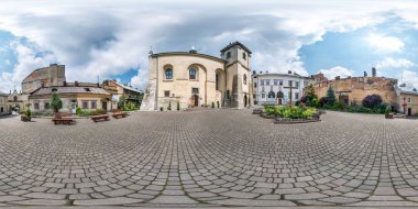 Lviv, Ukrayna - Ağustos 2019: Zenith ve nadir ile equirectangular projeksiyon eski gotik kilisenin yakınındaki avluda tam küresel dikişsiz hdri panorama 360 derece, zenith ile Vr içeriği