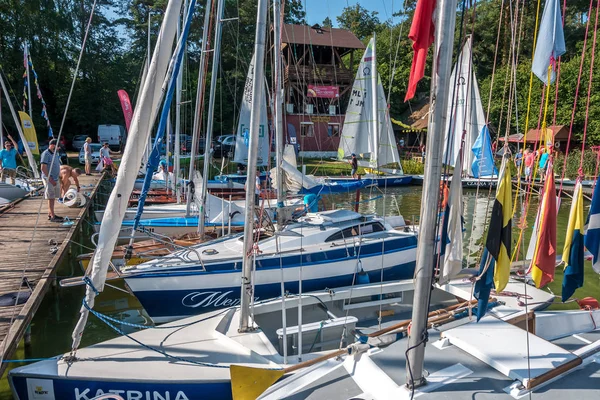VIGRY, POLAND -  AUGUST 2019: many yachts stand on the pier and prepare for the regatta — Stock Photo, Image