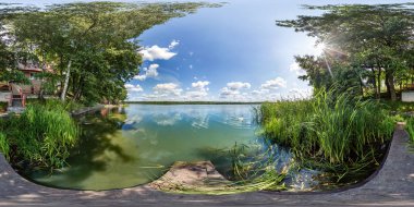 tam dikişsiz küresel hdri panorama 360 derece açı görünümü büyük göl veya nehir ahşap iskele üzerinde güneşli yaz rüzgarlı gün equirectangular projeksiyon, Vr içeriği orman çalıları arasında