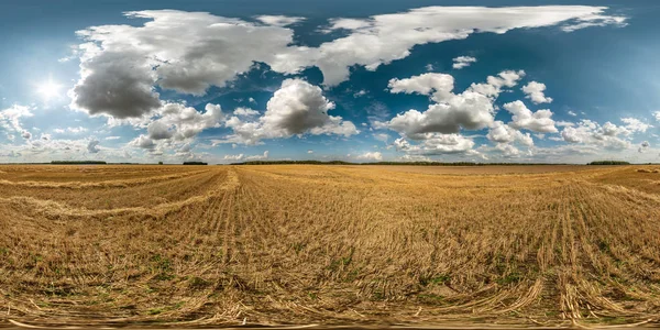 Full spherical seamless hdri panorama 360 graus ângulo de visão entre os campos colhidos no dia de outono com nuvens impressionantes em projeção equiretangular, pronto VR AR conteúdo realidade virtual — Fotografia de Stock