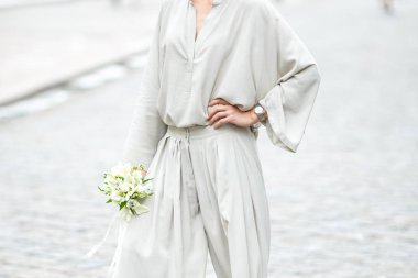 callas bir buket ile bir kadının rahat takım elemanları