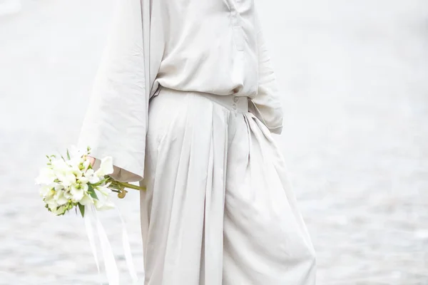 Elementos del traje casual de una mujer con un ramo de calas —  Fotos de Stock