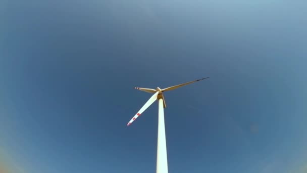 在蓝天背景上旋转风车螺旋桨的叶片 风力发电 纯绿色能源 — 图库视频影像