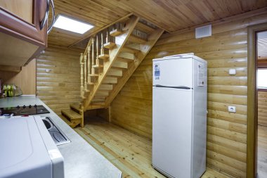 Grodno, Beyaz Rusya - Ağustos, 2019: ahşap mobilyalı eko mutfağın iç mekan