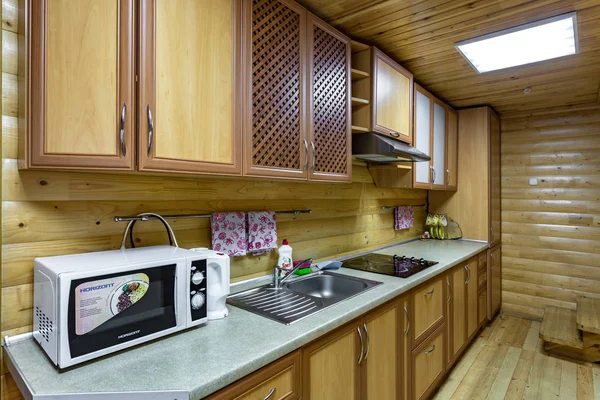 Grodno, Beyaz Rusya - Ağustos, 2019: ahşap mobilyalı eko mutfağın iç mekan